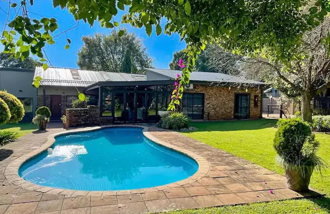 Spies Villa - Fast Wi-Fi, Netflix, Dstv, Solar, Certified Water System-1