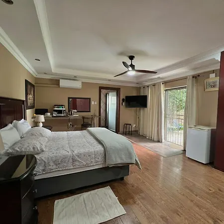 Spies Villa - Fast Wi-Fi, Netflix, Dstv, Solar, Certified Water System-3