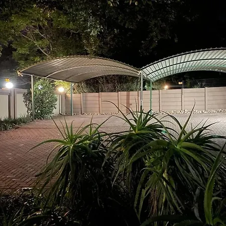 Spies Villa - Fast Wi-Fi, Netflix, Dstv, Solar, Certified Water System-2